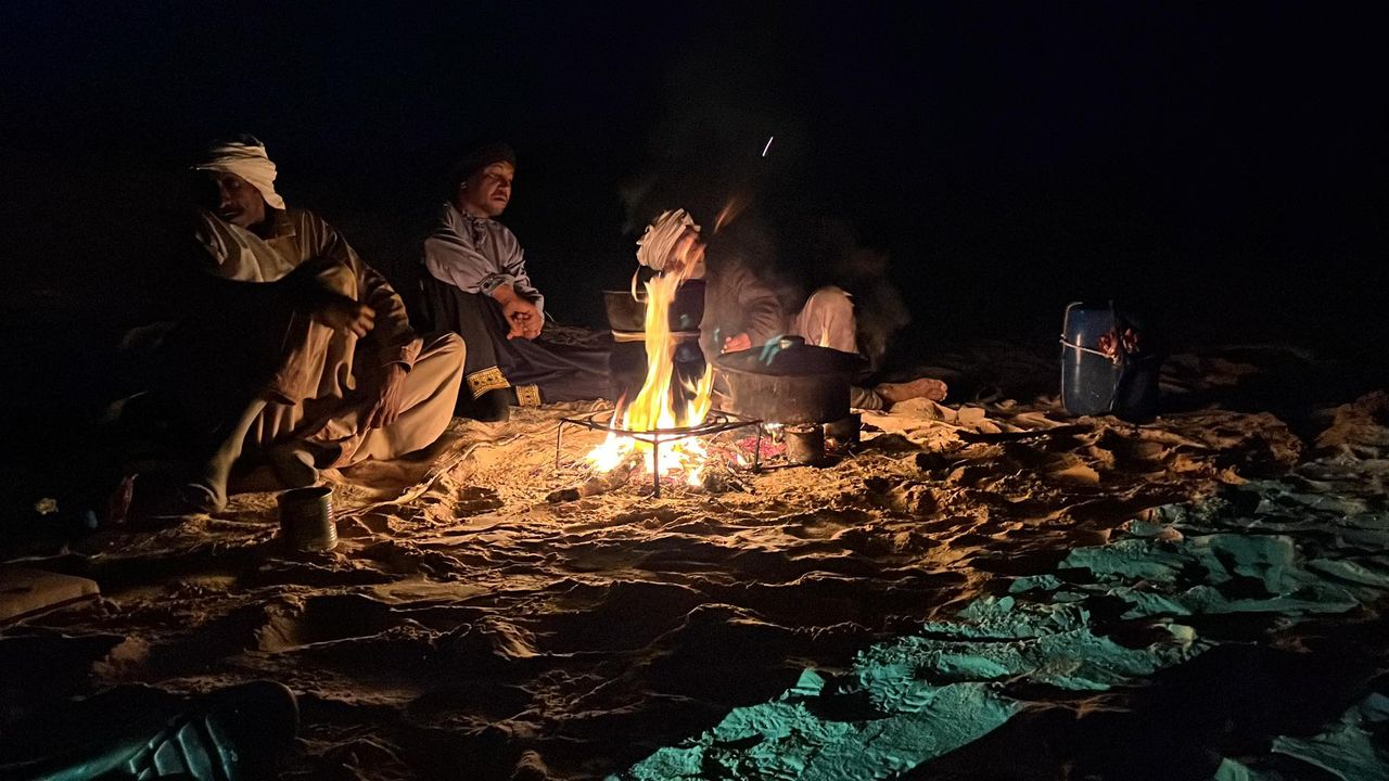 Ambiance chaleureuse autour du feu de camp dans le désert